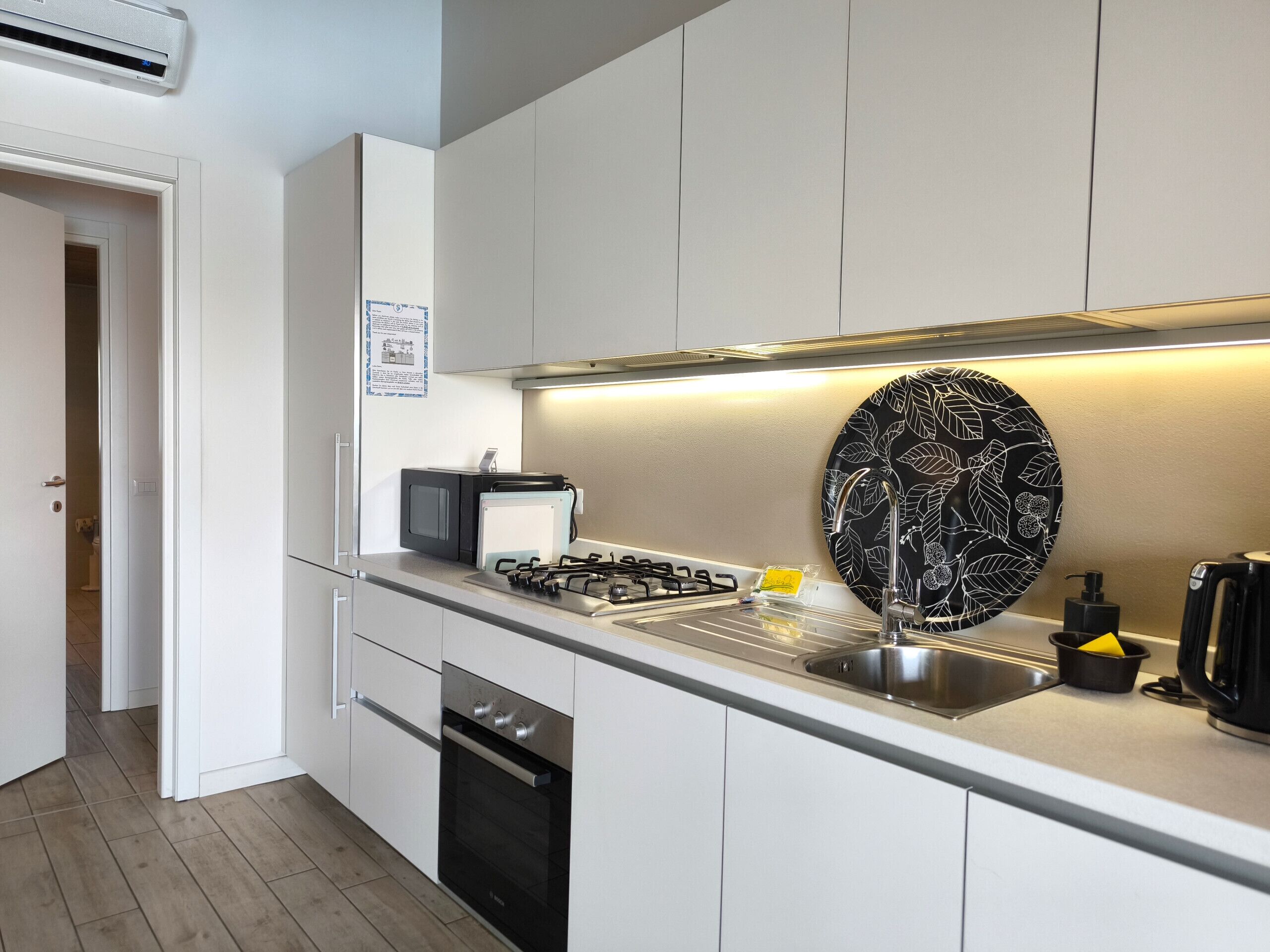 Réfrigérateur, micro-ondes, lave-vaisselle, cafetière/bouilloire