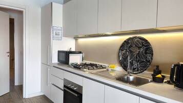 Réfrigérateur, micro-ondes, lave-vaisselle, cafetiÚre/bouilloire