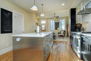 Refrigerador, microondas, horno, placa de cocina