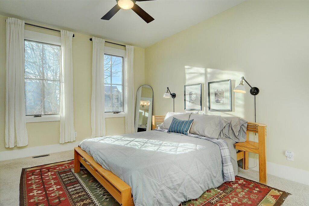 Escritorio, wifi gratis y ropa de cama 