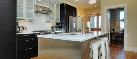 Réfrigérateur, micro-ondes, four, plaque de cuisson