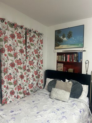 Iron/ironing board, WiFi, bed sheets -  Garden Apartment (Philadelphia)