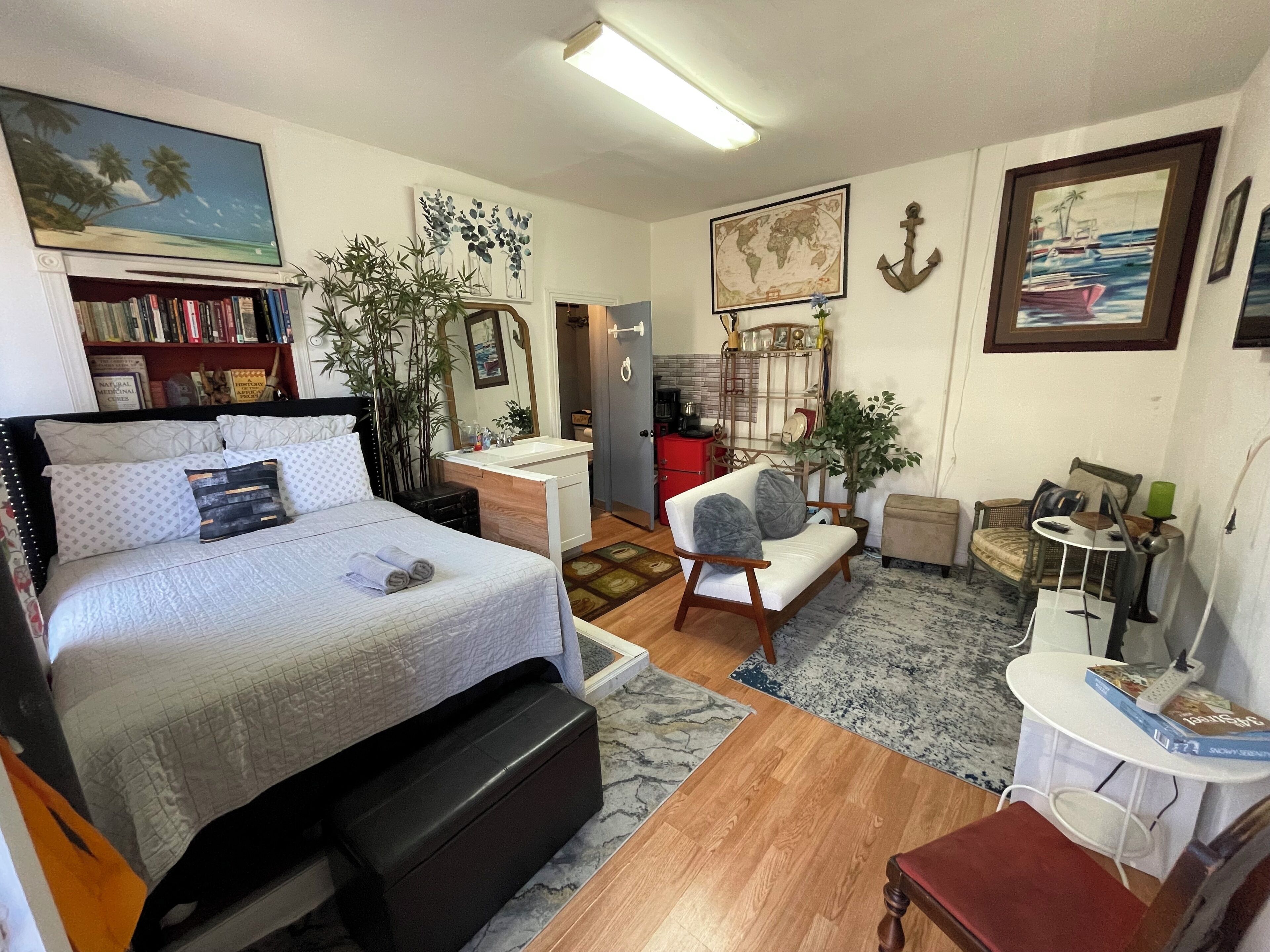 Tabla de planchar con plancha, wifi y ropa de cama 