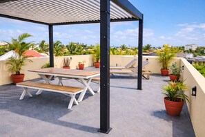 Outdoor dining - Spacious 3-bedroom penthouse in Pereybere (Pereybere)