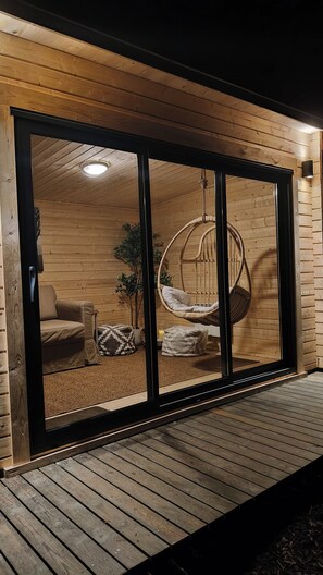 Terrace/patio - Luonto, cozy log cabin with Auroraskylight (Inari)