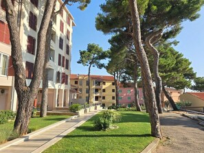 Property grounds - Adria Vista Apartment - Apartment on the island of Lošinj with pool and sea view (Veli Lošinj)