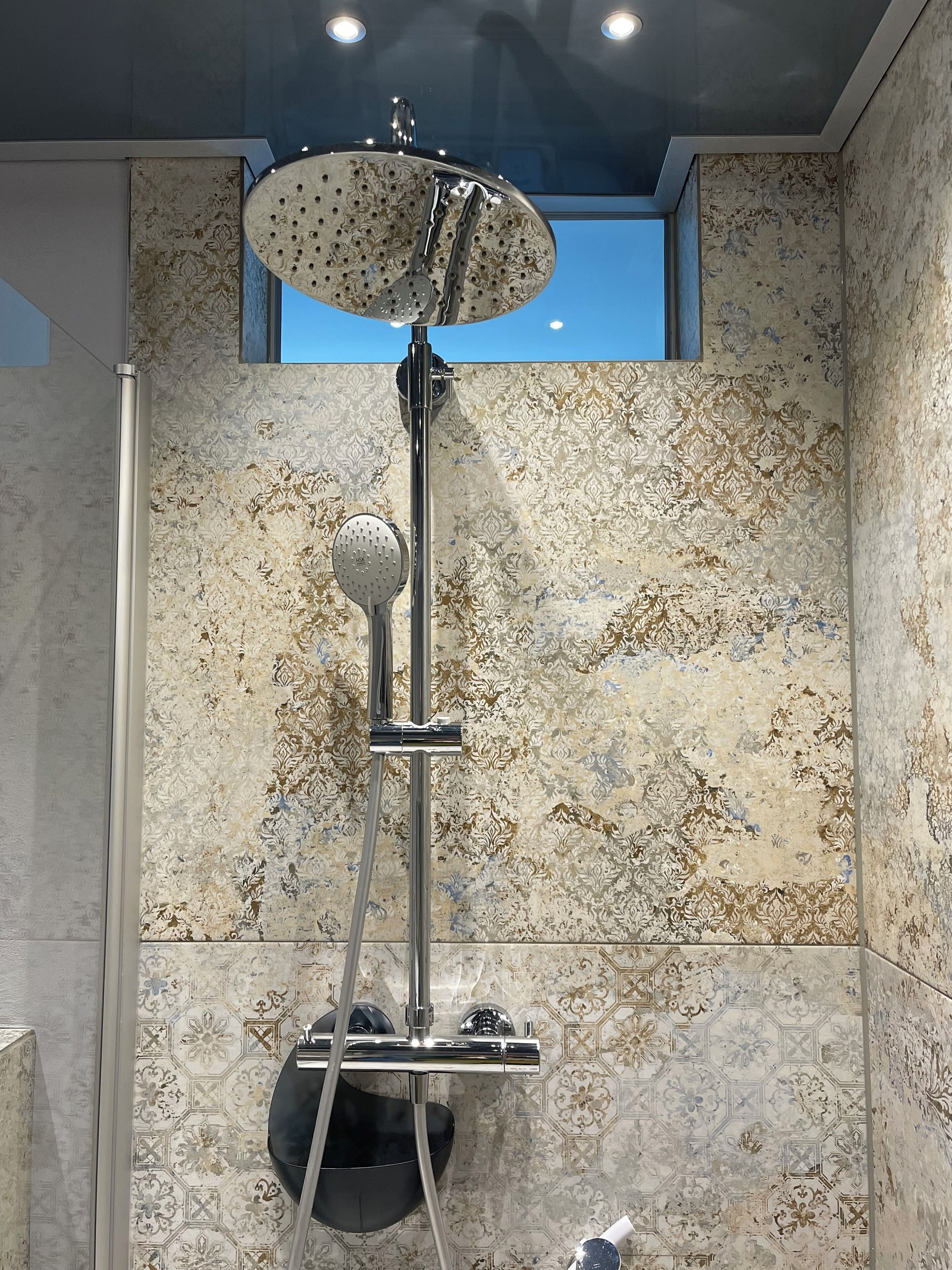Regadera, secadora de cabello, bidet, toallas 