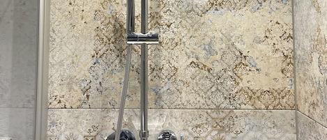 Bruser, hårtørrer, bidet, håndklæder