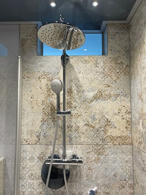 Shower, hair dryer, bidet, towels