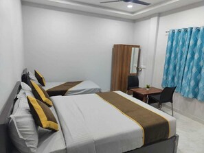 Deluxe Double Room | Laptop workspace, free WiFi - Bluefin Rooms (Bengaluru)