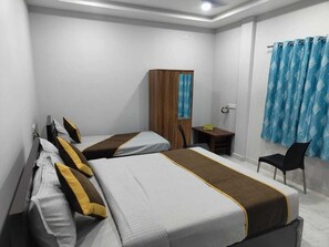 Laptop workspace, free WiFi - Bluefin Rooms (Bengaluru)