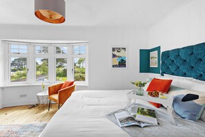 Tabla de planchar con plancha, wifi y ropa de cama 