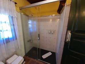 Douche, sèche-cheveux, bidet, serviettes fournies