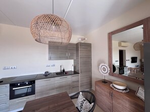 Fridge, microwave, oven, stovetop - Apartment in quiet resort with 2 pools and beach, 3 minutes from Jan Thiel Beach (Willemstad)
