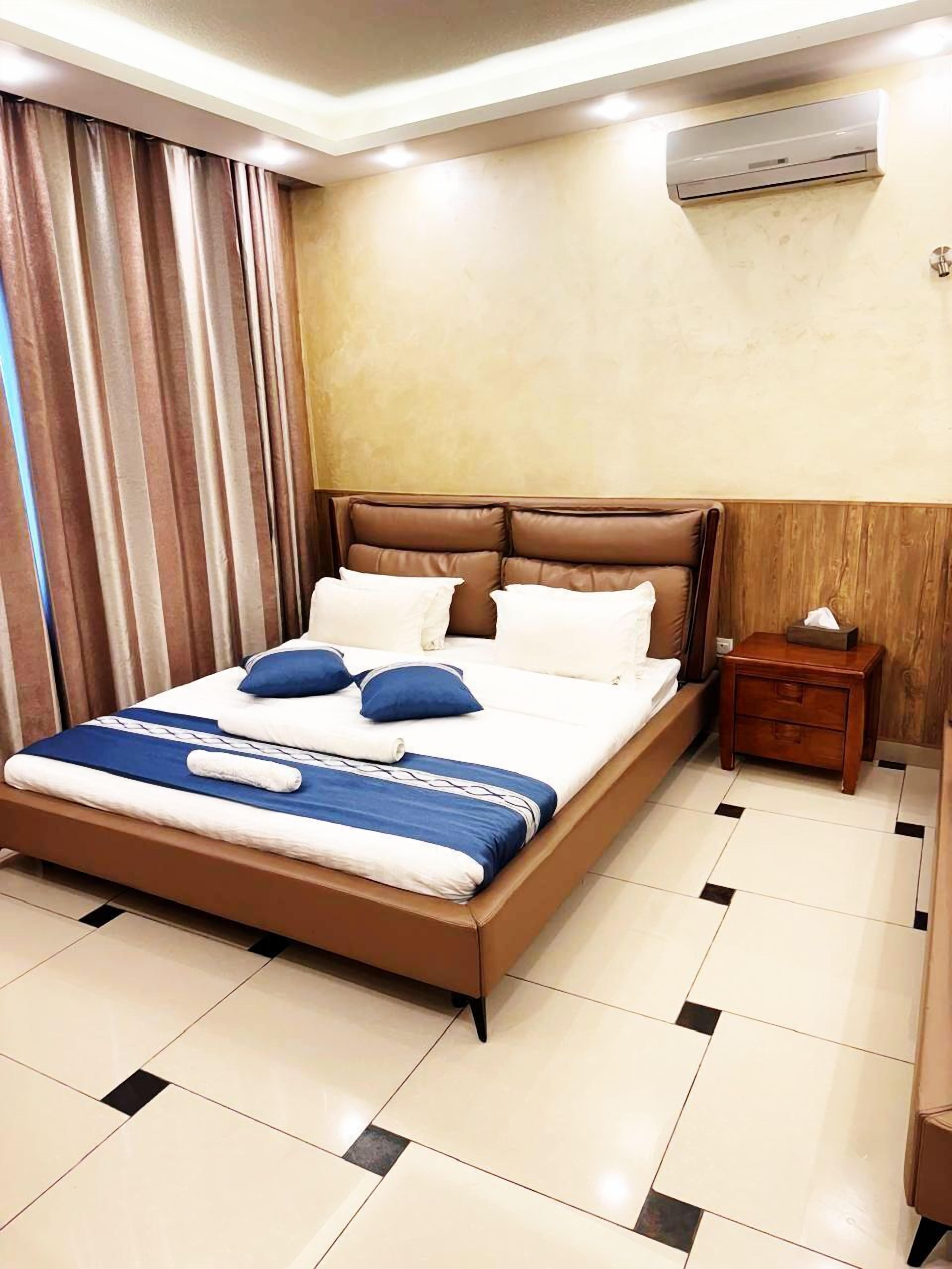 In-room safe, free WiFi