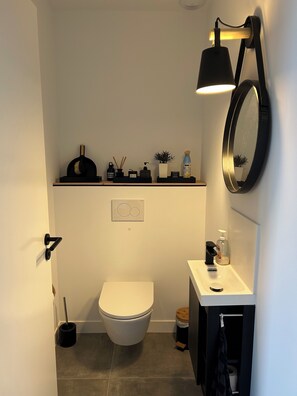 Dusch, hårtork, tvål och toalettpapper