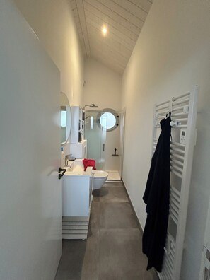 Shower, hair dryer, soap, toilet paper - VILLA JEAN MICHELE, FULLY RENOVATED IN 2024. SEAFRONT DIRECT BEACH (Fouras)
