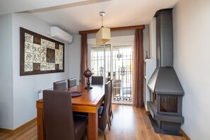 Dining - Close to Sierra Nevada and Alhambra, perfect location between nature and city. (Cenes de la Vega)