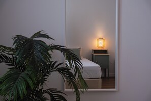 Tabla de planchar con plancha, cuna de viaje, wifi gratis y ropa de cama