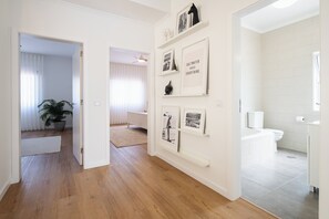 Shower, hair dryer, towels, soap - Bright & Spacious Villa by Beach (Ribeira Grande)