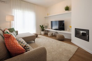 TV - Bright & Spacious Villa by Beach (Ribeira Grande)