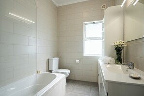 Shower, hair dryer, towels, soap - Bright & Spacious Villa by Beach (Ribeira Grande)
