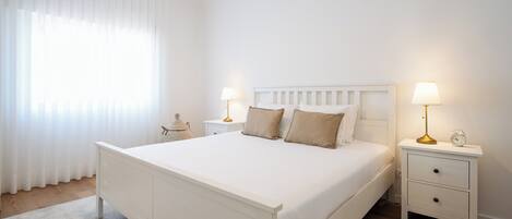 Ferros/tábuas de passar roupa, berço de viagem, Wi-Fi de cortesia