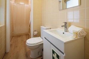 Shower, hair dryer, towels, soap - Bright & Spacious Villa by Beach (Ribeira Grande)