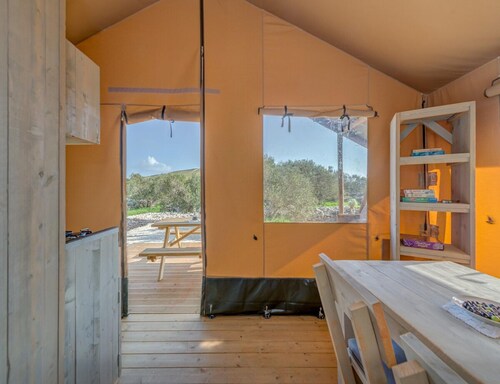 Island Glamping for 4 With Jacuzzi