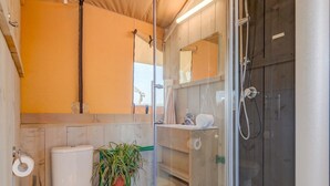 Appartement | Salle de bain | Douche, séchoir à cheveux