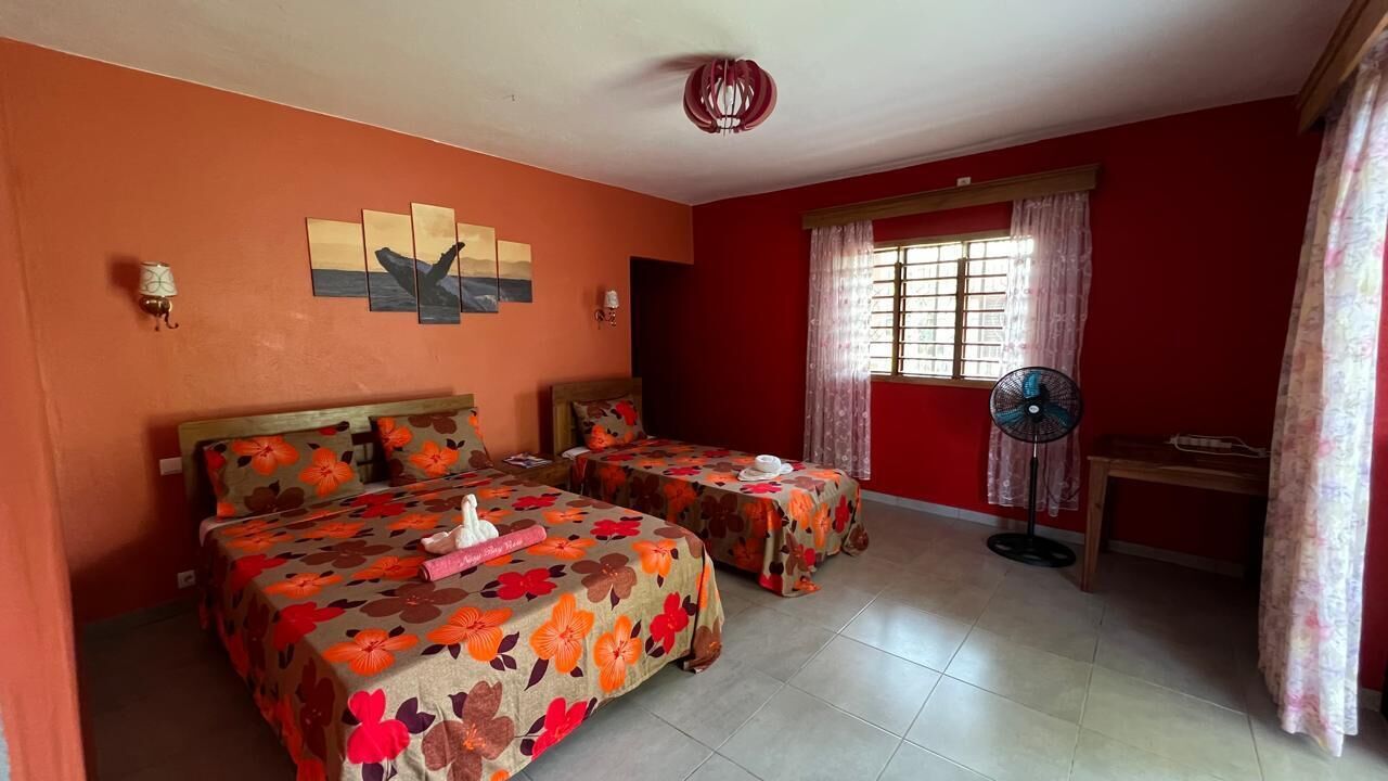 Chambre Triple, balcon, vue jardin | Coffres-forts dans les chambres, Wi-Fi gratuit