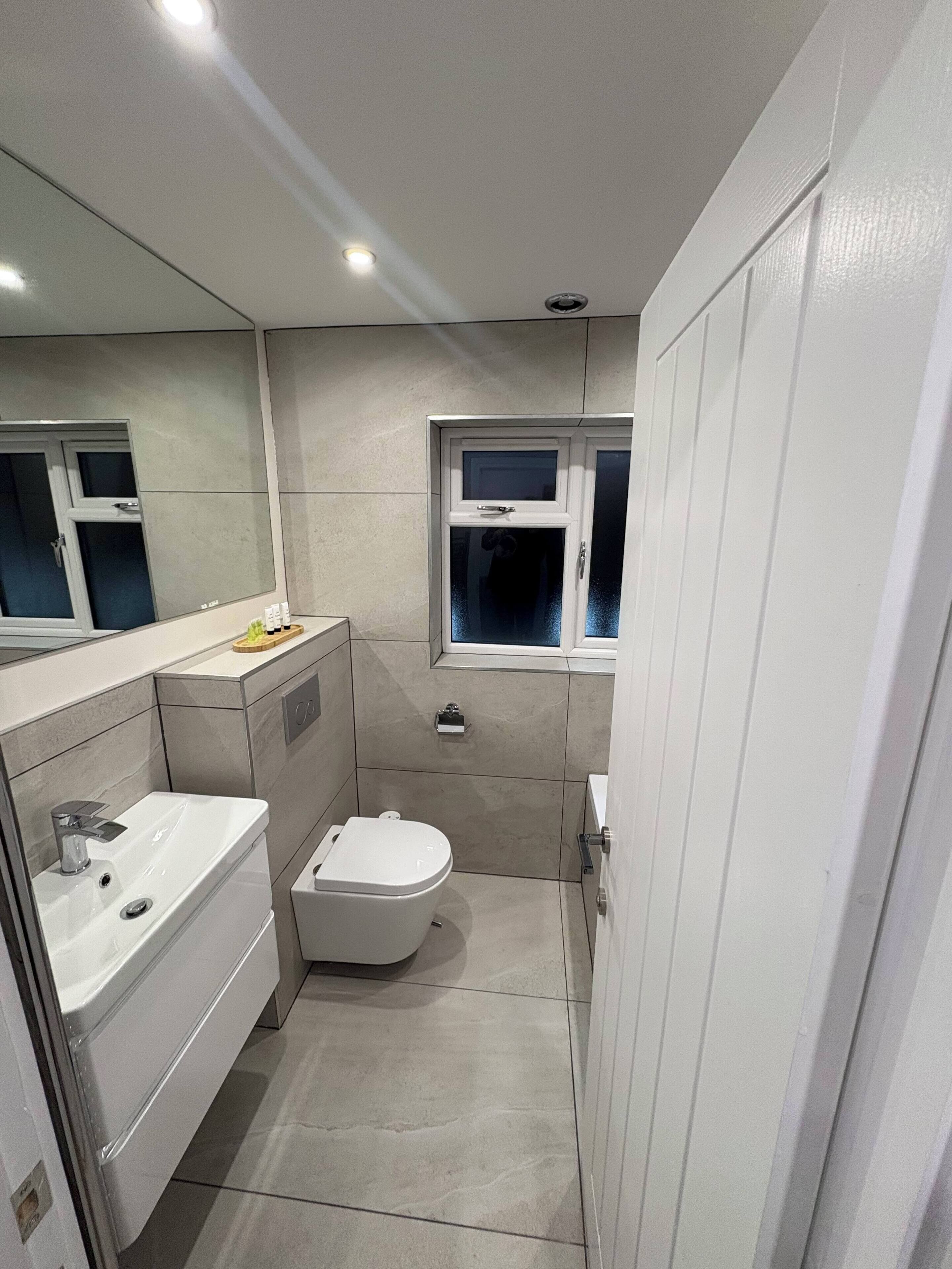 Serviettes fournies, savon, papier toilette