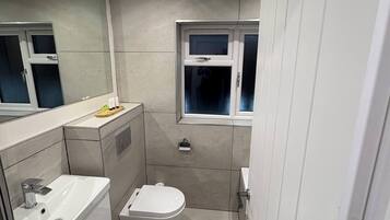 Serviettes fournies, savon, papier toilette