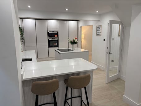 Microwave, oven, dishwasher. Perfect 4-bedroom villa with hot tub in lovely Barry for a relaxing stay