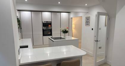 Perfect 4-bedroom villa with hot tub in lovely Barry for a relaxing stay