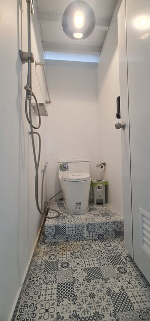 Suihku, hiustenkuivaaja, pyyhkeet, saippua