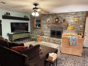 Smart TV, fireplace - Entire home in Vancleave, Mississippi, K&ALakelife (Vancleave)