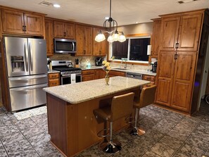 Frigorífico, microondas, horno y placa de cocina