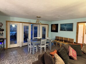 Smart TV, fireplace - Entire home in Vancleave, Mississippi, K&ALakelife (Vancleave)