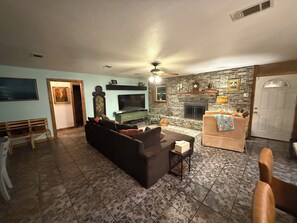 Smart TV, fireplace - Entire home in Vancleave, Mississippi, K&ALakelife (Vancleave)