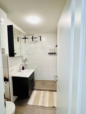 Douche, sèche-cheveux, serviettes fournies, savon