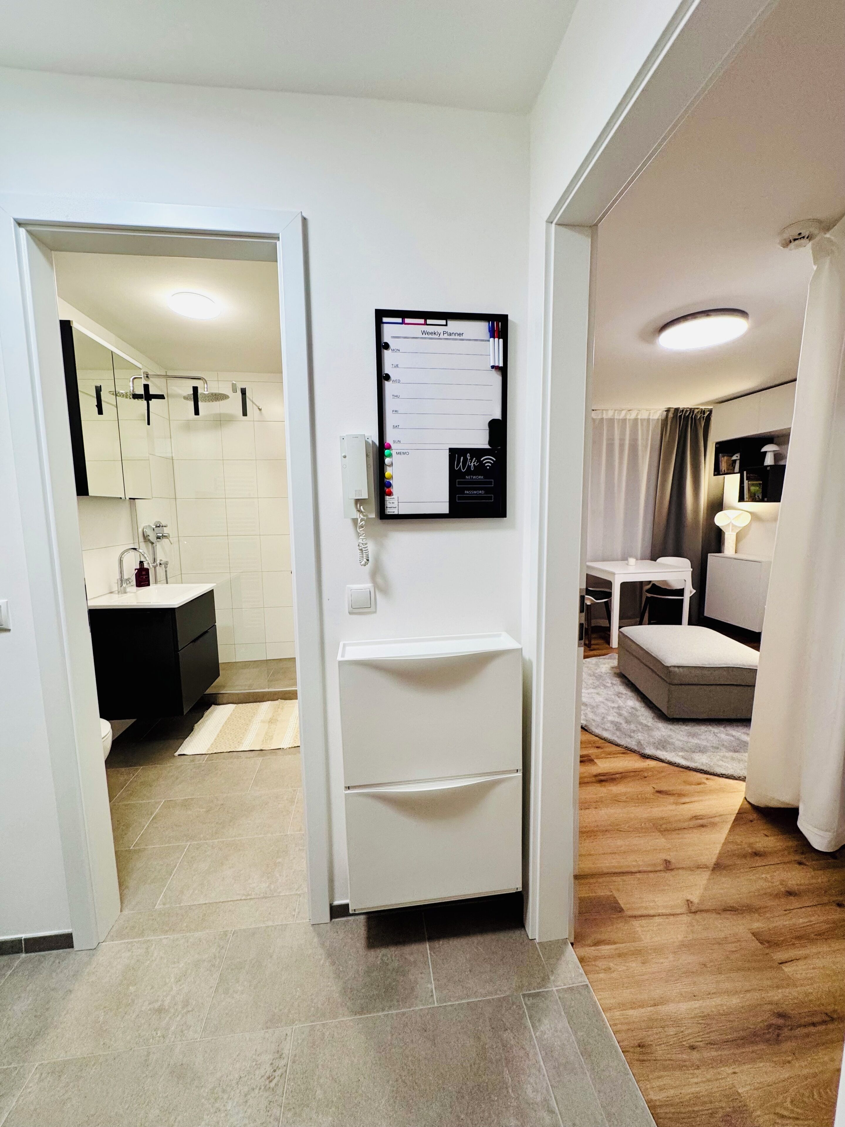 Douche, sèche-cheveux, serviettes fournies, savon