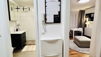 Douche, sèche-cheveux, serviettes fournies, savon