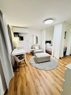 Tabla de planchar con plancha, wifi y ropa de cama 