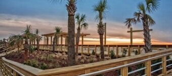 4 bedroom home, dog friendly with pool