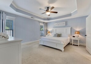 4 bedrooms, free WiFi, bed sheets - Salt Air Cottage - Private Pool, Dog Friendly, 4 Blocks to Beach (Carolina Beach)