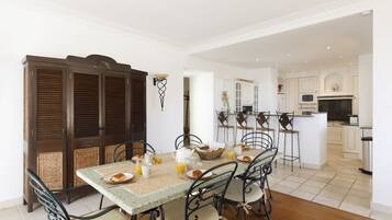 Villa | Dining