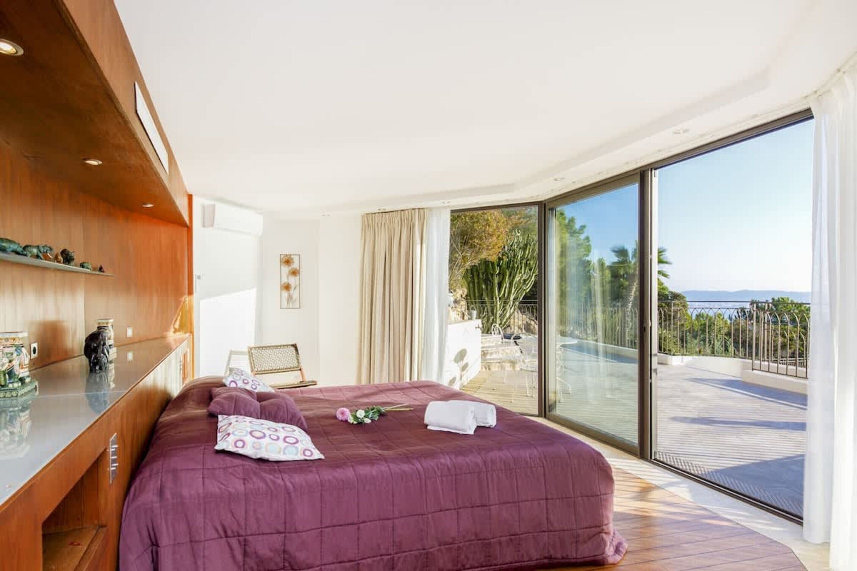 5 bedrooms, iron/ironing board, bed sheets