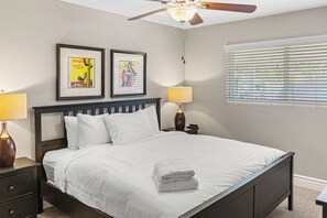 4 Schlafzimmer, Schreibtisch, Bügeleisen/Bügelbrett, Reisekinderbett