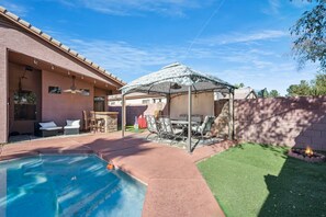Outdoor dining - Gilbert Poolside Retreat | Home w/ Private Pool (Gilbert)